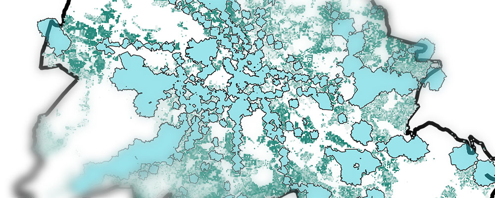 Stilisierte Einzugsgebiete der Schnellbahn-Haltestellen im Stadtgebiet (blau) und der bewohnten Zensuszellen (grün) in Berlin